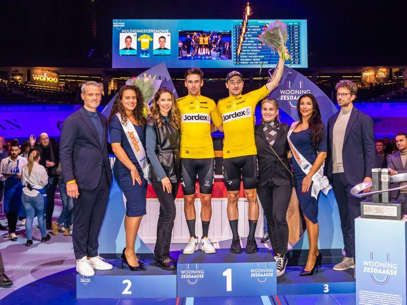 Elia Viviani en Vincent Hoppezak aan de leiding na dag 4 